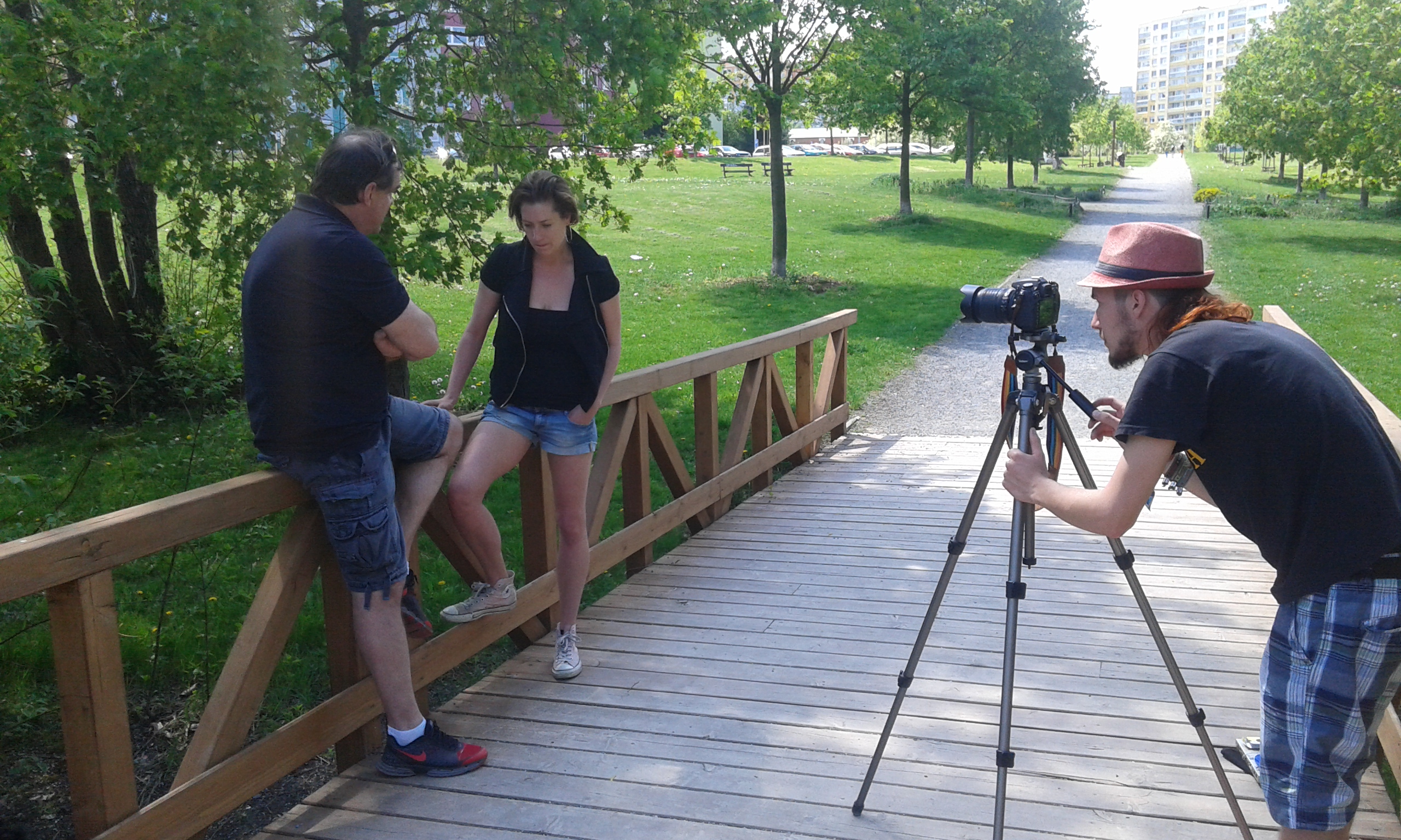 Lenka a Miroslav na natáčení v parku